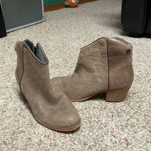 Koolaburra boots with zip size